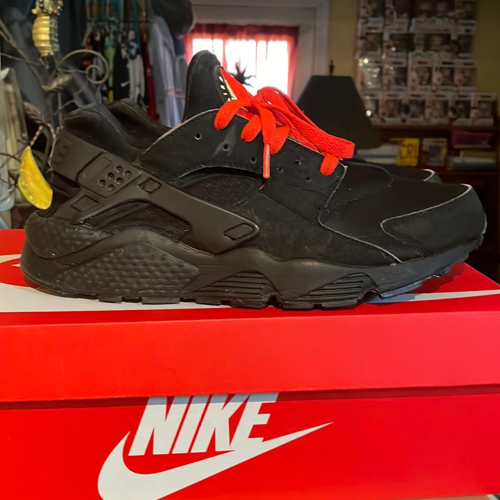 Nike huaraches all black size 10.5  have black laces too worn. Great condition